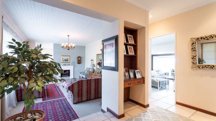 5 Bedroom Property for Sale in Uniepark Western Cape